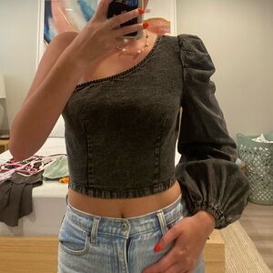 One shoulder puffy sleeve denim top.